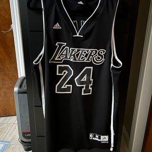 Kobe Bryant jersey (B&W)